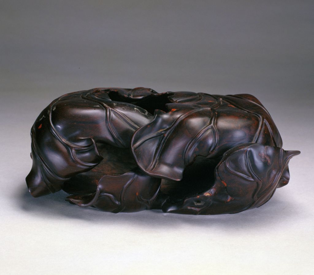 图片[2]-Rosewood carved lotus pillow-China Archive